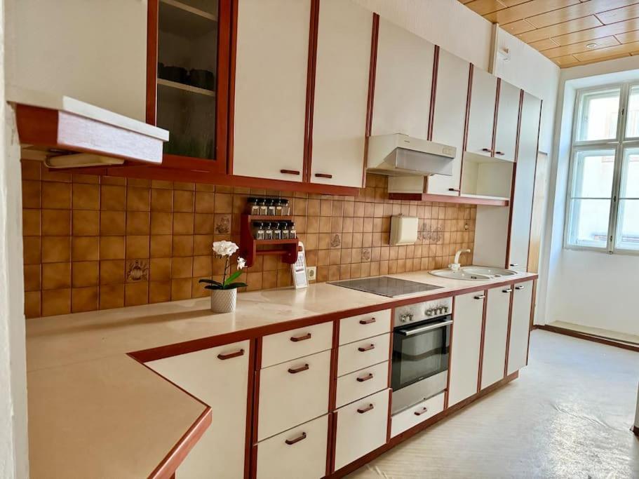 Apartment 110 M2 Sunny & Central Long Term Apartment - Free Parking *