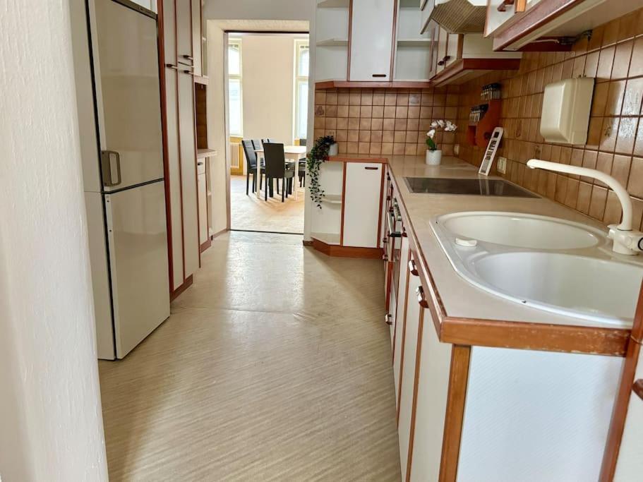 110 M2 Sunny & Central Long Term Apartment - Free Parking Apartment
